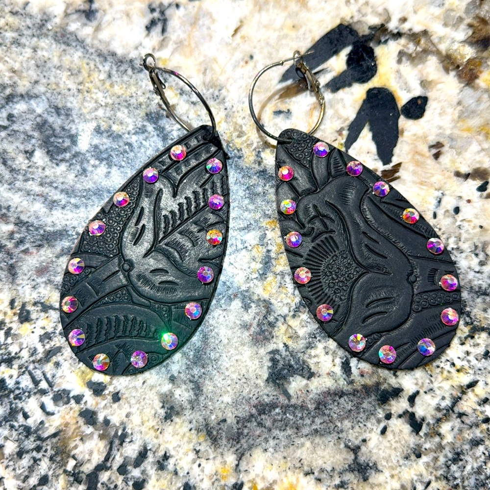 NWT Sandra Ling Western Embossed Leather and AB Crystal Teardrop Earrings